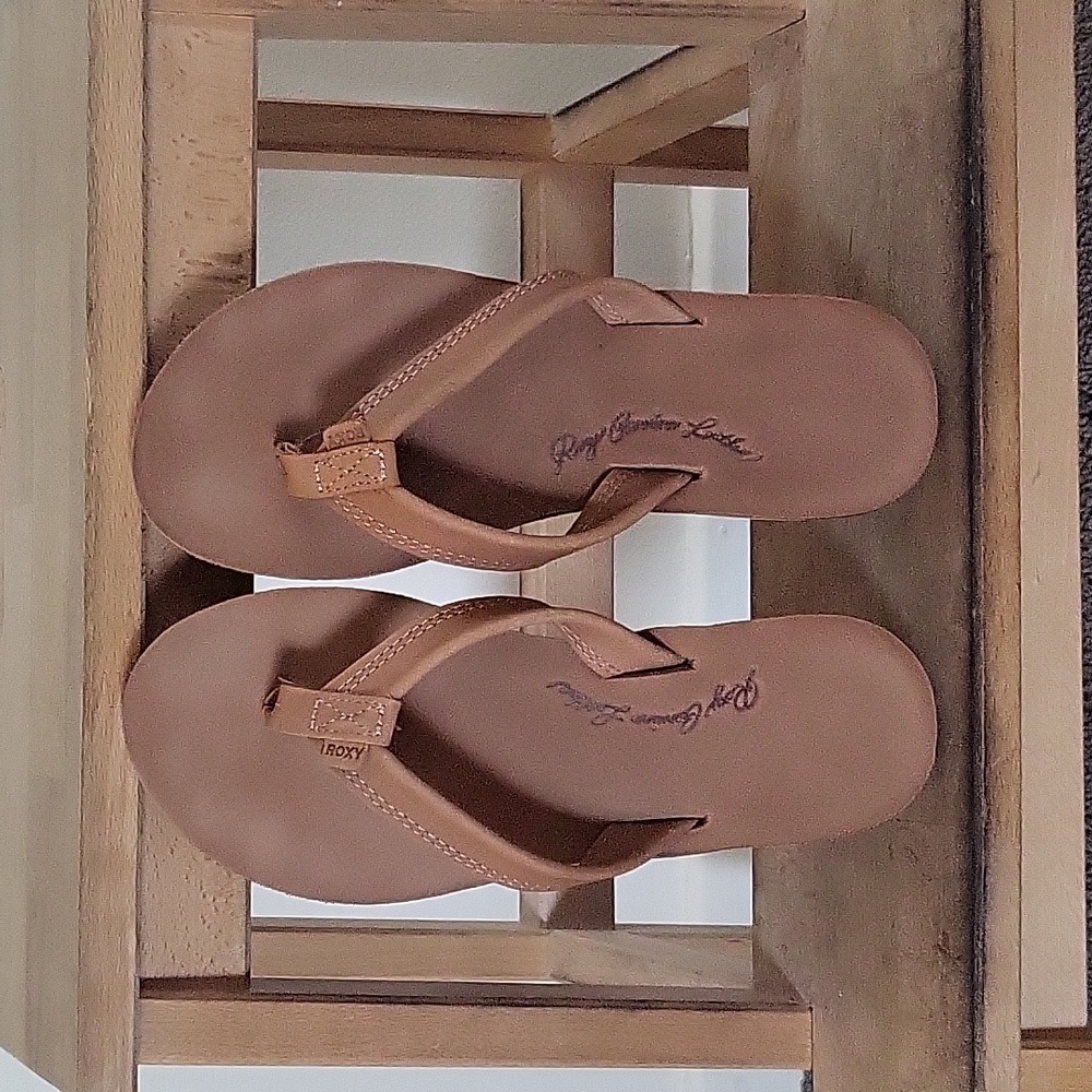 GUC Women's Roxy Genuine Leather flip flop size 7.